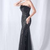 Aftenkjole med pailletter og strudsefjer