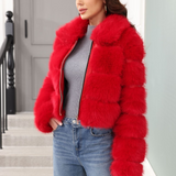 Elegant kort frakke i klassisk kunstpels