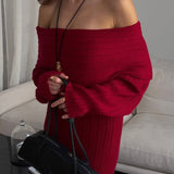 Elegant og minimalistisk off-shoulder maxikjole i ensfarvet strik