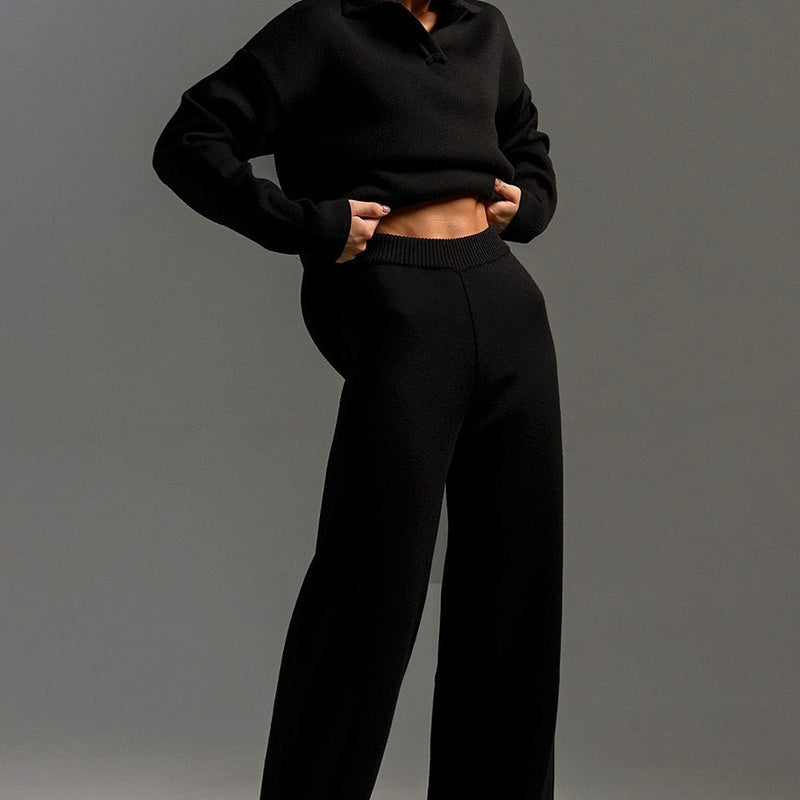 Todelt sæt: strikket polotrøje og bukser med vide ben