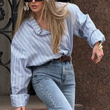 Løstsiddende stribet bluse med lang krave og ærmer