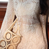 Elegant strikbluse med rund hals og gennembrudt blonde