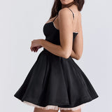 Mini aftenkjole med pufærmer og spaghettistropper