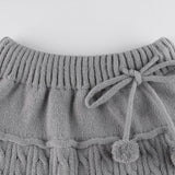 Kabelstrikket nederdel med pomponer