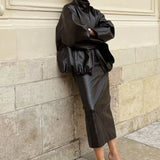 Elegant midi-nederdel med slids i PU-kunstlæder