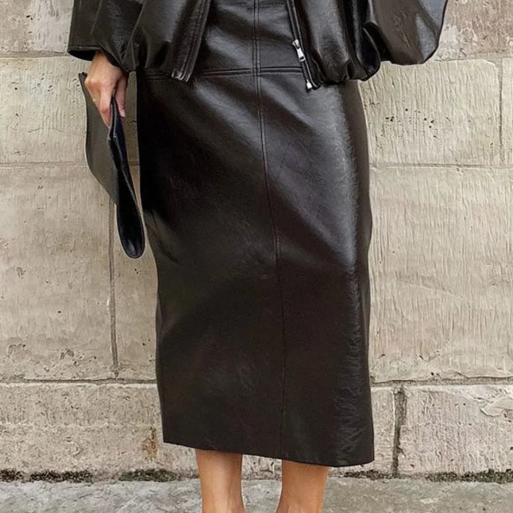 Elegant midi-nederdel med slids i PU-kunstlæder