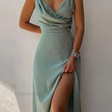 Elegant kjole med tynde spaghettistropper og en charmerende plisseret slids