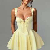 Elegant og sexet minikjole, tætsiddende i taljen, A-snit