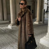 Elegant lang uldfrakke med bælte og lange ærmer