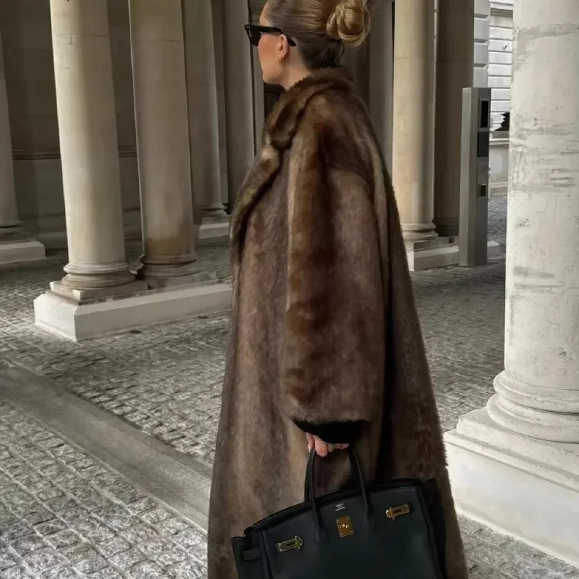 Elegant lang uldfrakke med bælte og lange ærmer