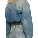 Kort quiltet denimjakke med stilfuld lynlåslukning og pelskrave