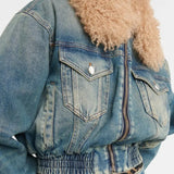 Kort quiltet denimjakke med stilfuld lynlåslukning og pelskrave