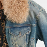 Kort quiltet denimjakke med stilfuld lynlåslukning og pelskrave