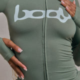 Slim-fit sæt med to dele, V-hals og kontrastfarvet skrift