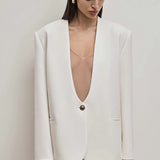 En tætsiddende, enkeltradet blazer med almindelige skuldre