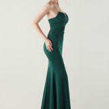 Stropløs plisseret aftenkjole med hjerteformet halsudskæring