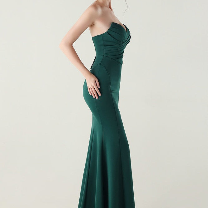 Stropløs plisseret aftenkjole med hjerteformet halsudskæring