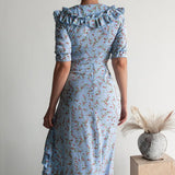 Todelt sæt: lyseblå blomsterprintet midinederdel med slids og flæser