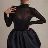 Elegant, tætsiddende minikjole med pufet meshkant, sofistikeret stil