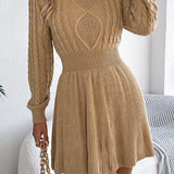 Kraftig strik minikjole med rund hals og snoet talje