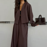 Todelt sæt: ensfarvet V-hals cardigan med tilspidsede ben