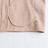 Kort uldfrakke med opretstående krave