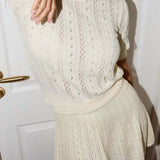 Ensfarvet, åbent, let strikket nederdel og rund hals sæt