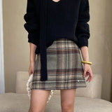 Højtaljet nederdel med farveblok og ternet mønster