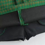 Lavtaljet ternet nederdel med broderi af bogstaver