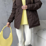 Fritids- og udendørssportsjakke med justerbar snøre i taljen, ideel til bjergbestigning og udendørsaktiviteter.