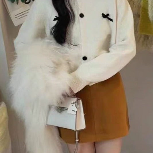 Strikket vest med rund hals pyntet med butterfly