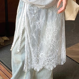 Alsidig miniskørt med et unikt lagdelt blondeforklæde og snøre