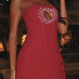 Mini bodycon-kjole i blonde med hjerteformet udskæring i rhinsten