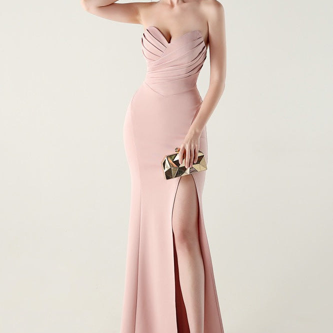 Stropløs plisseret aftenkjole med hjerteformet halsudskæring