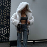 Kort hvid frakke med hætte af imiteret rævepels