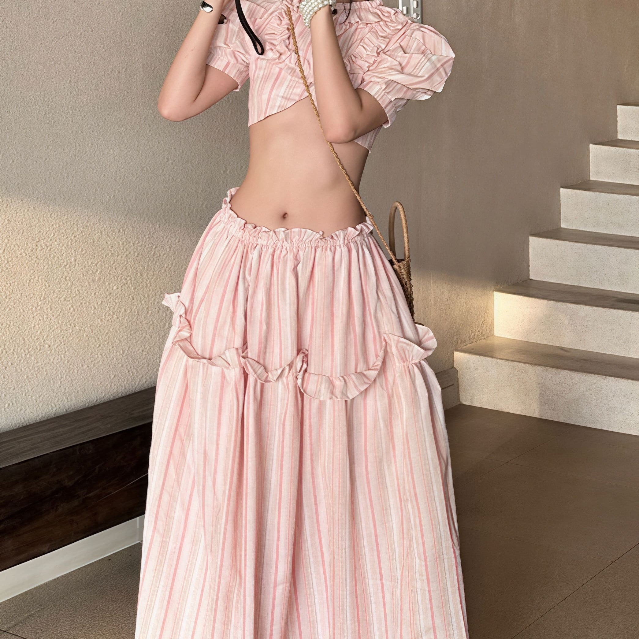 Kort nederdel og bustier-sæt med udskæringer og off-shoulder-design