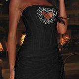 Mini bodycon-kjole i blonde med hjerteformet udskæring i rhinsten