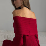 Elegant og minimalistisk off-shoulder maxikjole i ensfarvet strik