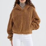 Kort jakke med lynlås og en blød hætte