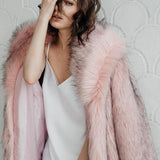 Varm frakke med åben ryg i plys imiteret pels