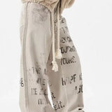 Abrikosfarvede denimjeans med lige ben og graffitiprint