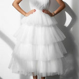 Blå lagdelt aftenkjole i tyl med flæser