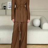 Todelt kontorsæt: brune bukser med V-hals og snørebånd