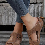 Damesandaler med kilehæl - Perforeret læder - Polstret komfort - Åbent blomsterdesign