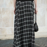 Asymmetrisk sort-hvid ternet nederdel, tætsiddende snit