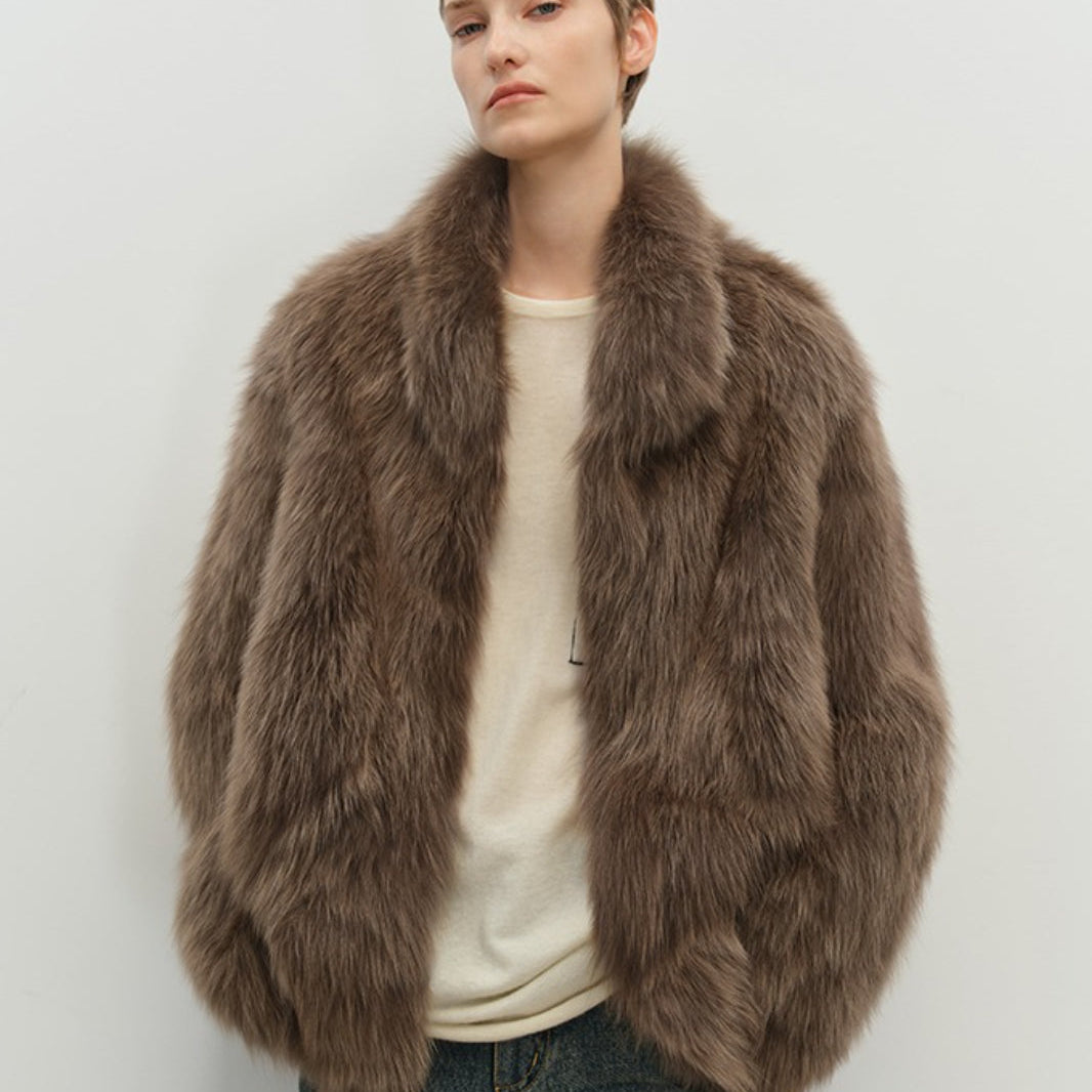 Minimalistisk mellemlang frakke i imiteret pels med opretstående krave