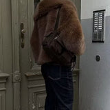 Retro-stil, ensfarvet, varm plysfrakke med hakkrave