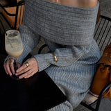 Elegant og minimalistisk off-shoulder maxikjole i ensfarvet strik