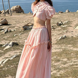 Kort nederdel og bustier-sæt med udskæringer og off-shoulder-design