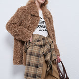 Varm, ensfarvet frakke med hakkrave og knapper